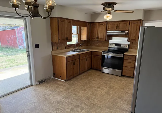 Photo 3 of Single family home for sale at 221 Stratford Dr, Richmond, KY 40475 | MLS# 26004289 | Listing updated on 2026-03-30