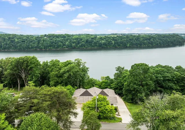 Photo 3 of Single family home for sale at 389 Lakeview Dr, Somerset, KY 42503 | MLS# 26004962 | Listing updated on 2026-07-22