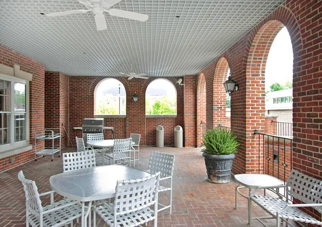 2nd image of 111 Woodland Ave, Lexington, KY 40502