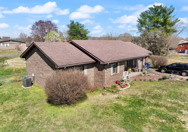 Photo 3 of Single family home for sale at 1080 Parkers Ml Rd, Somerset, KY 42501 | MLS# 26005300 | Listing updated on 2026-07-18