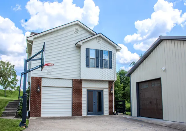 Homes for sale in Berea, KY | 122 Saddlebrook Cir, Berea, KY 40403 | MLS# 26005970