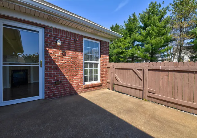 Homes for sale in Simpsonville, KY | 832 Garden Pointe Drive, Simpsonville, KY 40067 | Houzeo