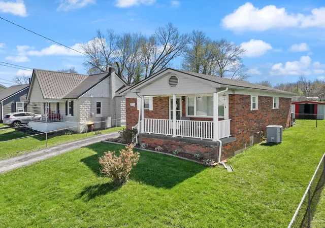 Photo 3 of Single family home for sale at 203 Speedway Dr, Somerset, KY 42503 | MLS# 26006154 | Listing updated on 2026-03-27