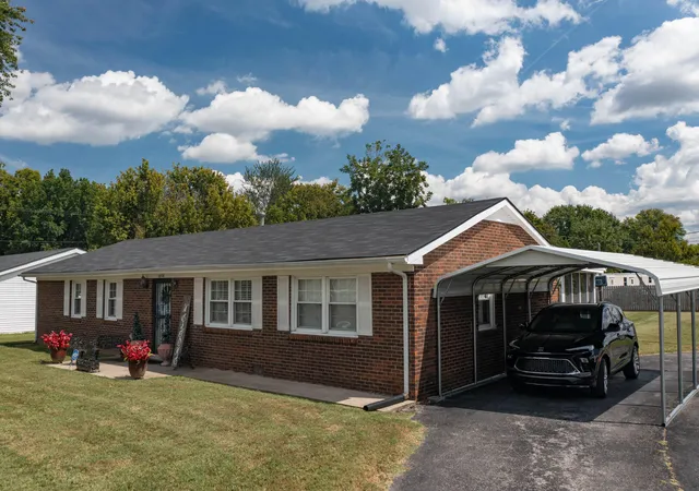 Homes for sale in Paris, KY | 1210 Peacock Rd, Paris, KY 40361 | MLS# 26006704