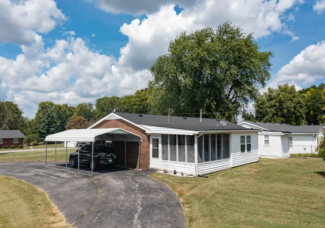 Homes for sale in Paris, KY | 1210 Peacock Rd, Paris, KY 40361 | MLS# 26006704