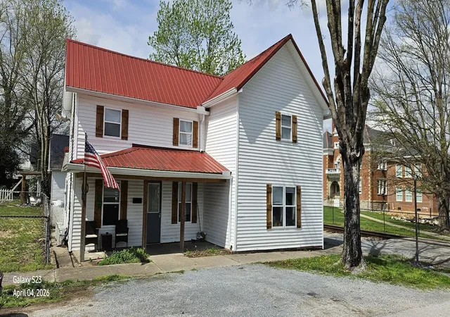Homes for sale in Augusta, KY | 302 Frankfort St, Augusta, KY 41002 | MLS# 26007255