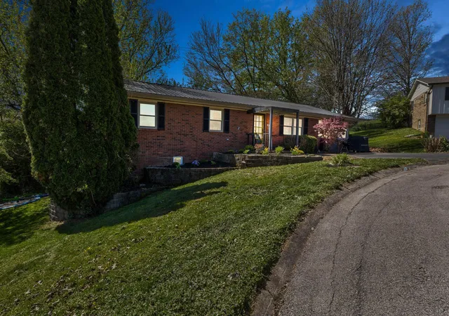 Photo 3 of Single family home for sale at 122 Azalea Ct, Mount Sterling, KY 40353 | MLS# 26007234 | Listing updated on 2026-07-02