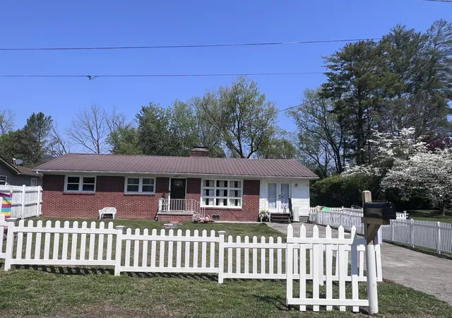 Homes for sale in Middlesboro, KY | 1200 W Chester Ave, Middlesboro, KY 40965 | MLS# 26007323