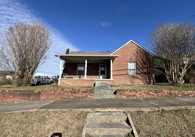 Homes for sale in Corbin, KY | 905 S Kentucky Ave, Corbin, KY 40701 | MLS# 26007343