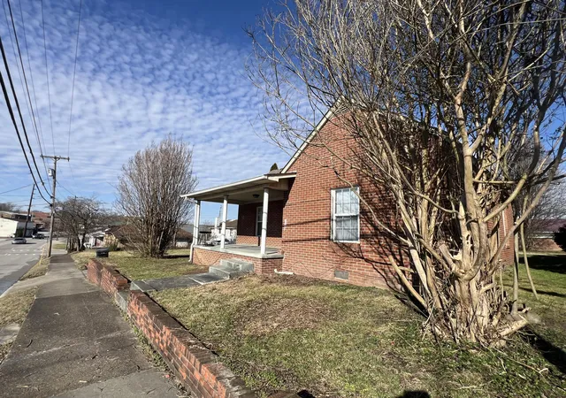Homes for sale in Corbin, KY | 905 S Kentucky Ave, Corbin, KY 40701 | MLS# 26007343