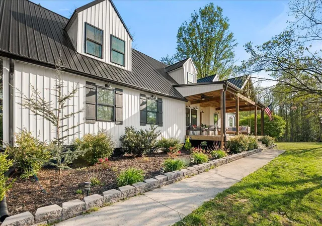 Photo 3 of Single family home for sale at 7613 Cumberland Fls Hwy, Corbin, KY 40701 | MLS# 26007766 | Listing updated on 2026-04-20