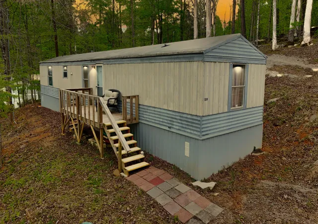 Photo 1 of Single family home for sale at 460 N Lake Dr, Burnside, KY 42519 | MLS# 26007964 | Listing updated on 2026-09-28
