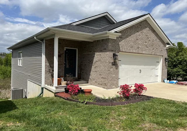 Photo 1 of Single family home for sale at 200 Dubuy Dr, Winchester, KY 40391 | MLS# 26008021 | Listing updated on 2026-08-28
