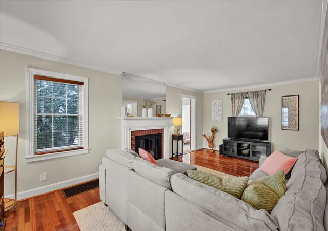 3rd image of 303 N Hubbards Ln, Louisville, KY 40207 | MLS# 26008169