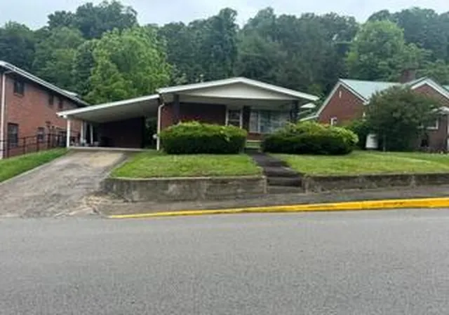 Photo 3 of Single family home for sale at 403 E Mound St, Harlan, KY 40831 | MLS# 26009223 | Listing updated on 2026-09-09