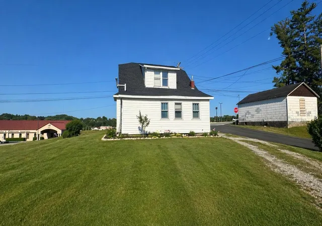 Photo 3 of Single family home for sale at 341 Langdon St, Somerset, KY 42503 | MLS# 26008841 | Listing updated on 2026-04-23