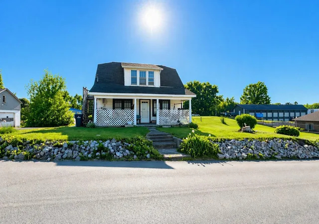 Photo 4 of Single family home for sale at 341 Langdon St, Somerset, KY 42503 | MLS# 26008841 | Listing updated on 2026-04-23
