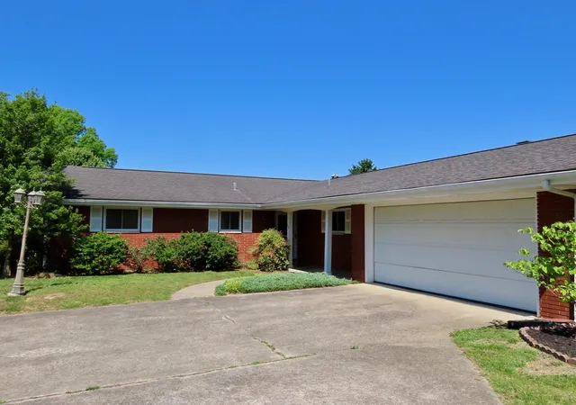 Photo 1 of Sale Pending at 912 Barbourville St, Corbin, KY 40701 | MLS# 26008897 | Listing updated on 2026-10-13