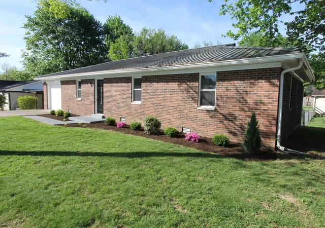 Homes for sale in Lawrenceburg, KY | 406 Sunset Dr, Lawrenceburg, KY 40342 | MLS# 26009031