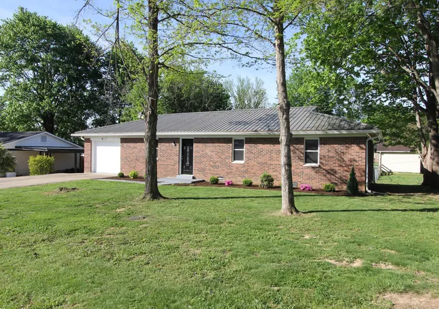 Homes for sale in Lawrenceburg, KY | 406 Sunset Dr, Lawrenceburg, KY 40342 | MLS# 26009031