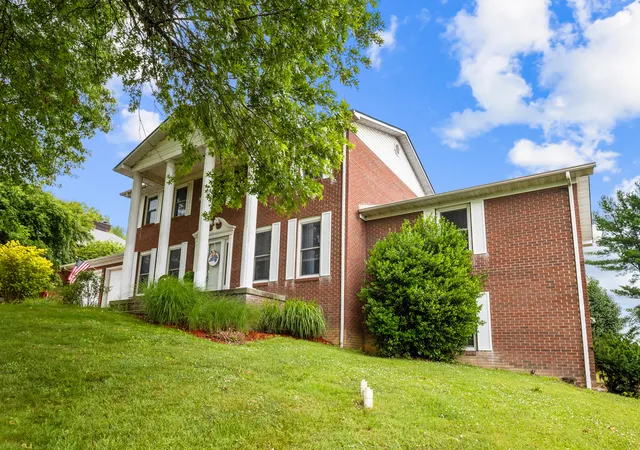 Photo 3 of Single family home for sale at 102 Dogwood Trl, London, KY 40741 | MLS# 26015219 | Listing updated on 2026-07-27