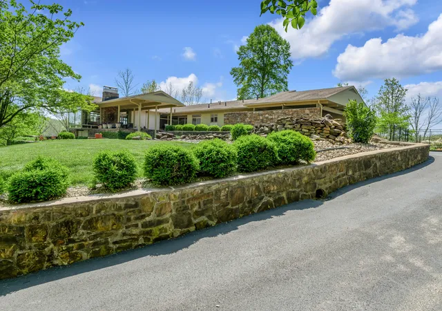 Photo 2 of Single family home for sale at 150 Pine Hl Dr, Morehead, KY 40351 | MLS# 26009551 | Listing updated on 2026-07-07