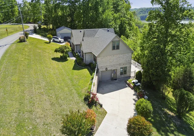 Photo 3 of Single family home for sale at 3823 Hickory Hl Dr, Somerset, KY 42503 | MLS# 26010272 | Listing updated on 2026-10-08