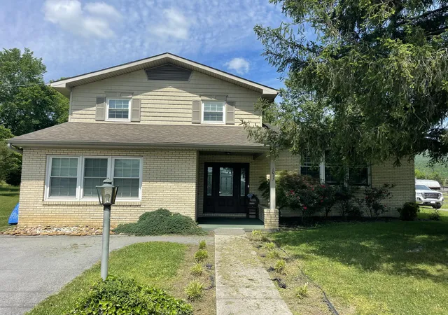 Photo 1 of Single family home for sale at 1015 Old Wilson Ln, Middlesboro, KY 40965 | MLS# 26009828 | Listing updated on 2026-08-17