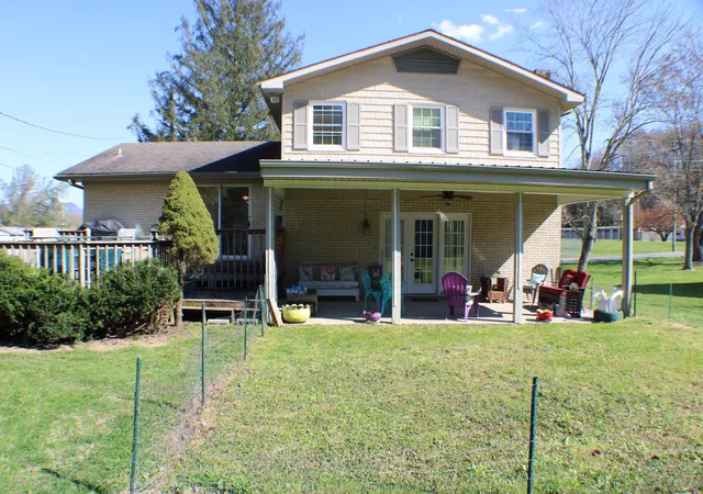 Photo 2 of Single family home for sale at 1015 Old Wilson Ln, Middlesboro, KY 40965 | MLS# 26009828 | Listing updated on 2026-08-17