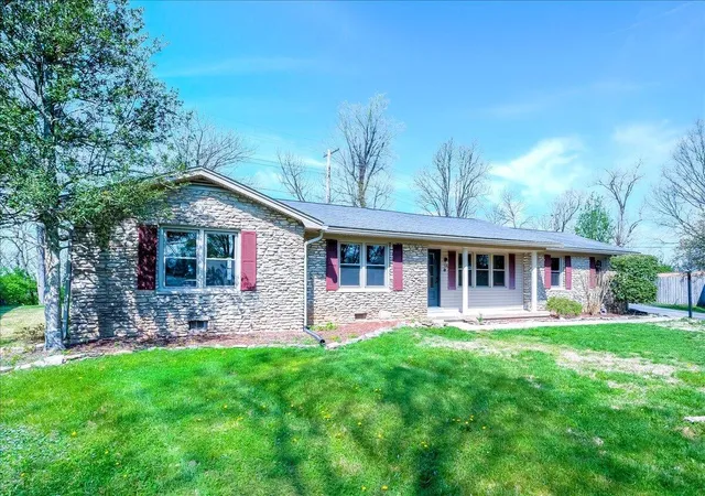 Photo 3 of Sale Pending at 784 Colonial Tr, Frankfort, KY 40601 | MLS# 26010179 | Listing updated on 2026-05-09