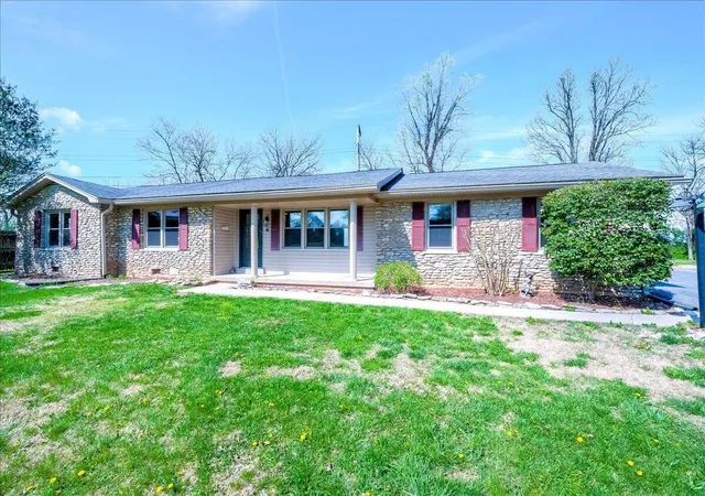 Photo 4 of Sale Pending at 784 Colonial Tr, Frankfort, KY 40601 | MLS# 26010179 | Listing updated on 2026-05-09