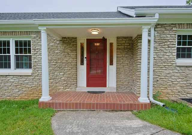 Photo 3 of Sale Pending at 16 Manor Dr, Winchester, KY 40391 | MLS# 26010312 | Listing updated on 2026-09-08