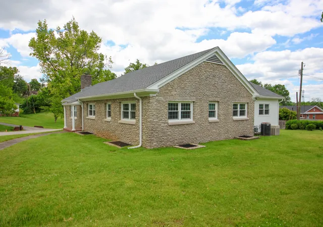 Photo 4 of Sale Pending at 16 Manor Dr, Winchester, KY 40391 | MLS# 26010312 | Listing updated on 2026-09-08
