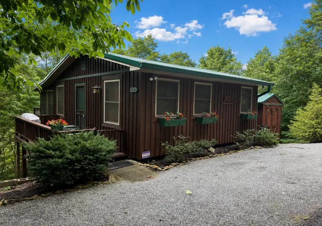 Photo 1 of Single family home for sale at 116 Cabin Dr, Russell Springs, KY 42642 | MLS# 26010854 | Listing updated on 2026-07-21