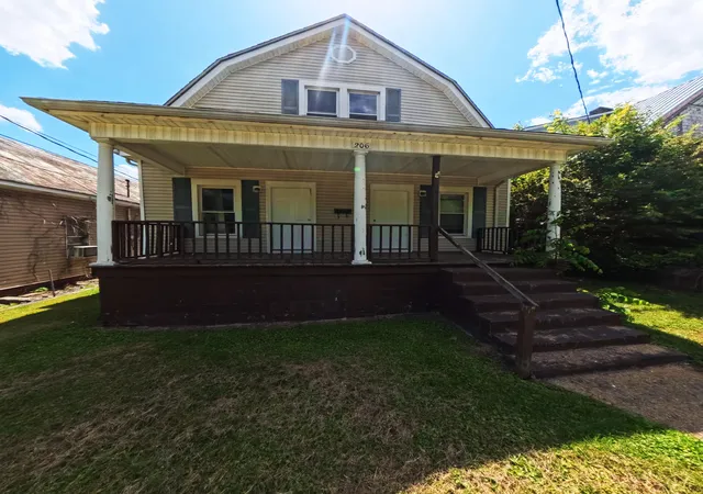 Homes for sale in Irvine, KY | 206 Kirkland Ave, Irvine, KY 40336 | MLS# 26011036