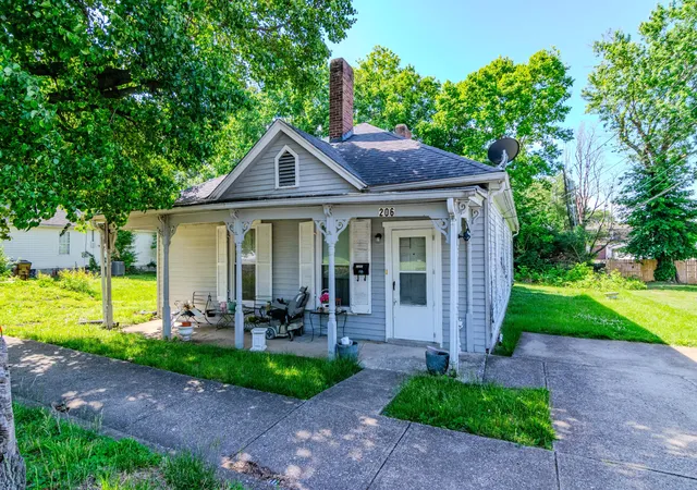Homes for sale in Versailles, KY | 206 E Green St, Versailles, KY 40383 | MLS# 26011228