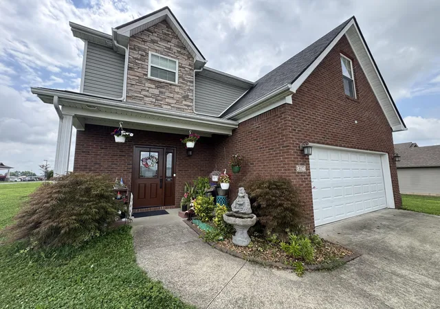 Photo 2 of Single family home for sale at 617 Fairfax Ln, Richmond, KY 40475 | MLS# 26011067 | Listing updated on 2026-10-09