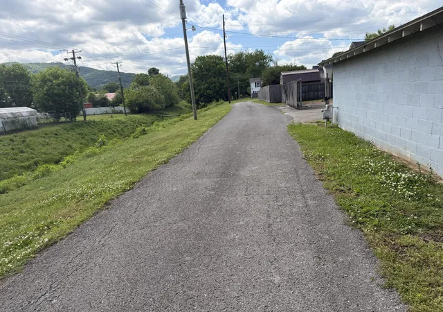 Homes for sale in Middlesboro, KY | 2621 W Cumberland Ave, Middlesboro, KY 40965 | MLS# 26011050