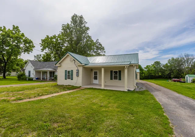 Homes for sale in Paris, KY | 1933 Thatchers Mill Rd, Paris, KY 40361 | MLS# 26011058