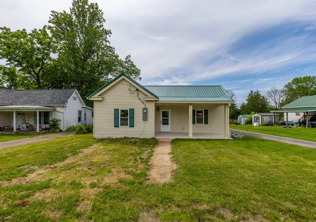 Homes for sale in Paris, KY | 1933 Thatchers Mill Rd, Paris, KY 40361 | MLS# 26011058