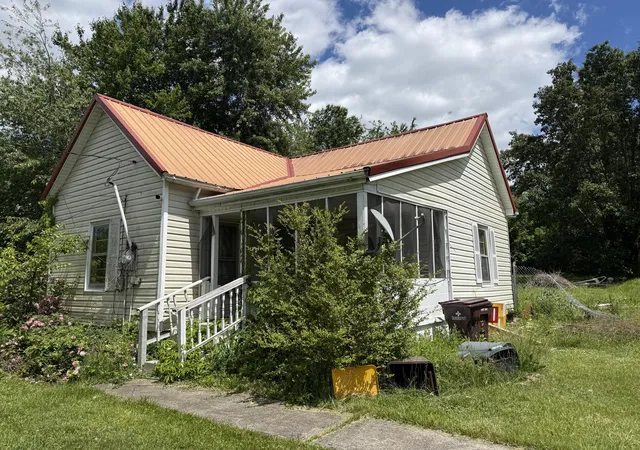 Photo 3 of Sale Pending at 203 Broadway St, Somerset, KY 42501 | MLS# 26011162 | Listing updated on 2026-05-23