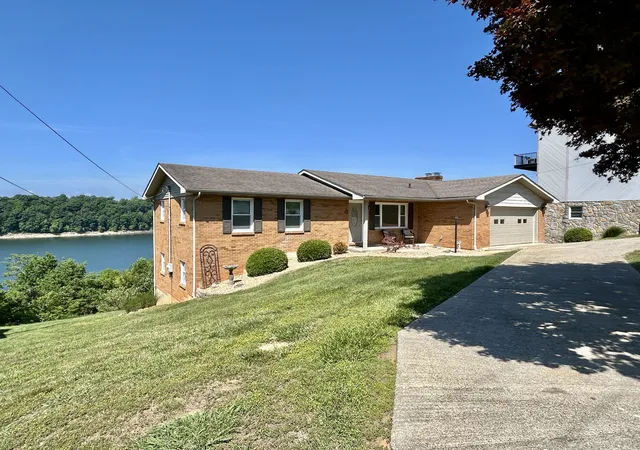 Photo 3 of Single family home for sale at 235 Lakeview Dr, Somerset, KY 42503 | MLS# 26011342 | Listing updated on 2026-06-23