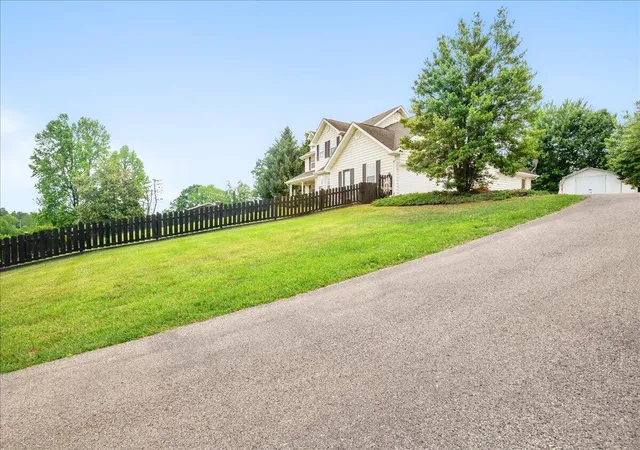 Photo 4 of Single family home for sale at 129 Ridge Point Ln, Corbin, KY 40701 | MLS# 26011642 | Listing updated on 2026-06-22