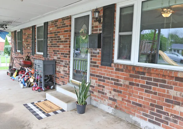Photo 3 of Sale Pending at 1260 Hialeiah Ct, Lexington, KY 40517 | MLS# 26011848 | Listing updated on 2026-05-26