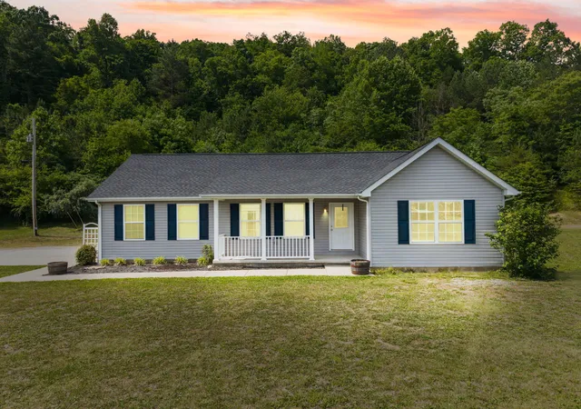 Homes for sale in Manchester, KY | 425 W Fox Trail Rd, Manchester, KY 40962 | MLS# 26011874
