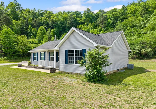 Homes for sale in Manchester, KY | 425 W Fox Trail Rd, Manchester, KY 40962 | MLS# 26011874