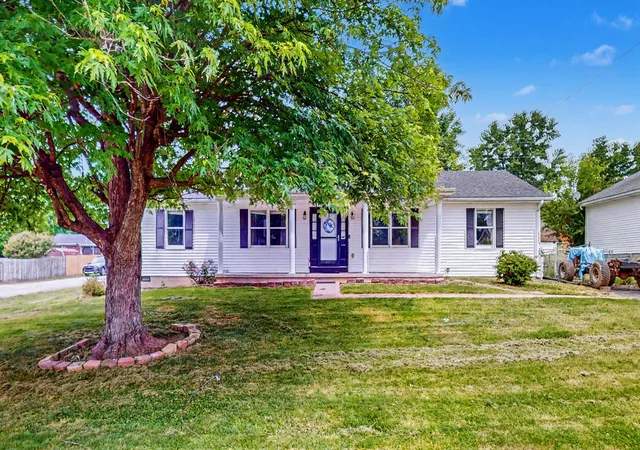Homes for sale in Lawrenceburg, KY | 301 Eagle Dr, Lawrenceburg, KY 40342 | MLS# 26011871