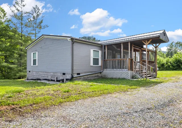 Homes for sale in Manchester, KY | 1153 Pawpaw Rd, Manchester, KY 40962 | MLS# 26012539