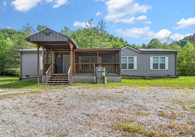 Homes for sale in Manchester, KY | 1153 Pawpaw Rd, Manchester, KY 40962 | MLS# 26012539