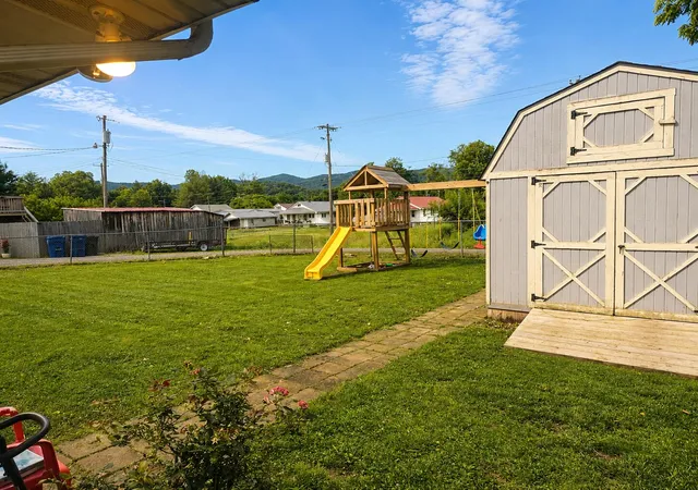 2nd image of 2601 W Cumberland Ave, Middlesboro, KY 40965 | MLS# 26012032